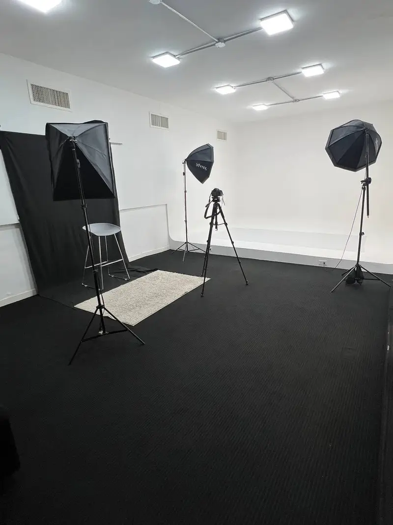 Ciclorama blanco del estudio con equipos de iluminación
